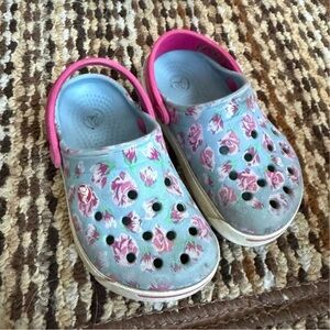 Kids Floral Crocs with Pink Accents Size 6/7